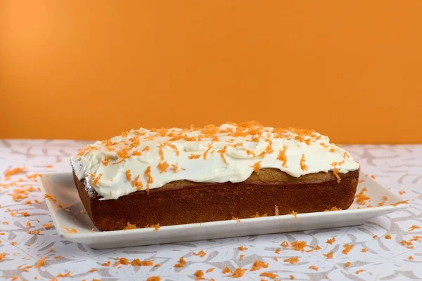 Ein Karottenkuchen Mit Nüssen Und Mandeln Einem Teller Mit Orangenwand — Stockfoto