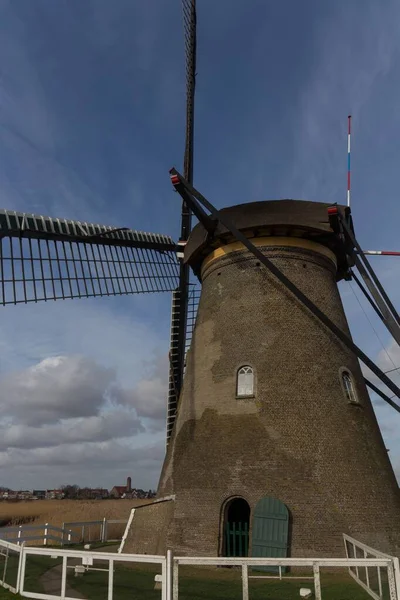 Вертикальный Снимок Ветряной Мельницы Kinderdijk Провинции Южная Голландия Нидерланды — стоковое фото
