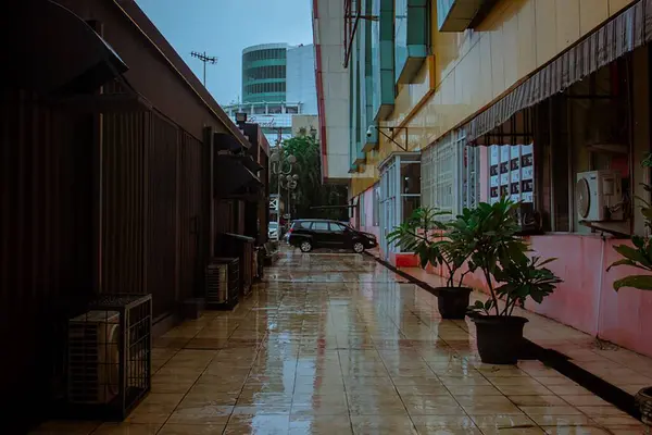 Belo Tiro Uma Rua Pavimentada Vazia Entre Edifícios Contra Carro — Fotografia de Stock