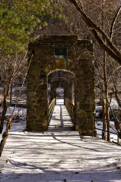 冬天用石头做的一座小桥入口的竖向截图 — 图库照片