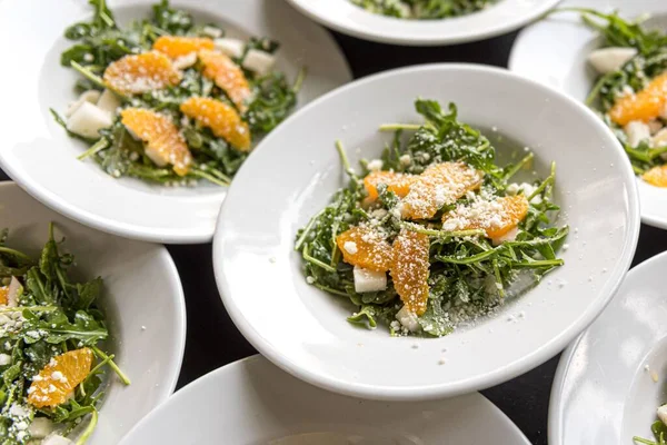 Uma Vista Superior Salada Com Folhas Arugula Laranja Queijo Pratos — Fotografia de Stock