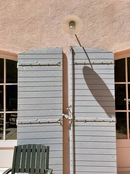 Tiro Vertical Luz Lançando Uma Sombra Sobre Portas Janela Madeira — Fotografia de Stock