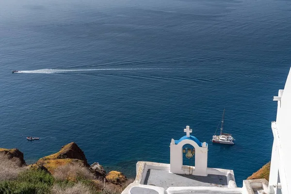 Igreja Típica Oia Com Vista Para Mar Mediterrâneo Santorini Grécia — Fotografia de Stock