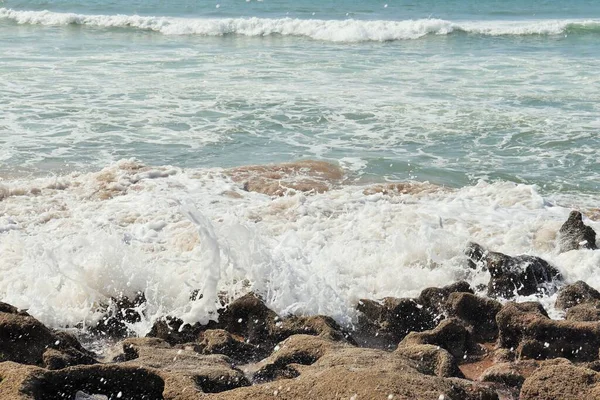 Une Vue Fascinante Une Côte Rocheuse Frappée Par Des Vagues — Photo