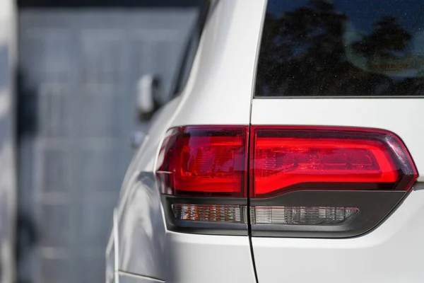 Nahaufnahme Eines Rückscheinwerfers Eines Weißen Autos — Stockfoto