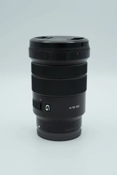 Vertikální Detailní Záběr Černý Fotoaparát Objektiv Izolované Bílém Pozadí — Stock fotografie