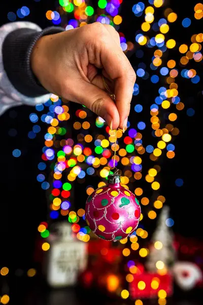 Eine Vertikale Aufnahme Einer Hand Die Eine Rosafarbene Weihnachtskugel Mit — Stockfoto