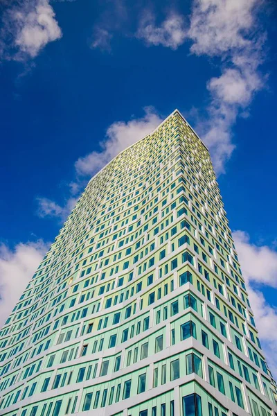 Pohled Vysokou Moderní Budovu Krásným Designem — Stock fotografie