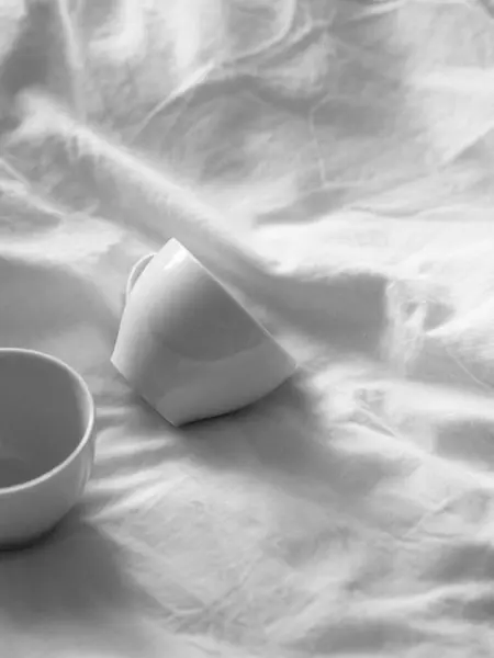 Plan Supérieur Tasses Thé Blanc Dans Lit — Photo