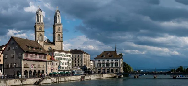 瑞士苏黎世Limmat河上Grossmunster教堂和Munster桥的全景 — 图库照片