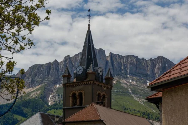 Una Iglesia Contra Las Montañas Gresse Vercors Isere Francia —  Fotos de Stock