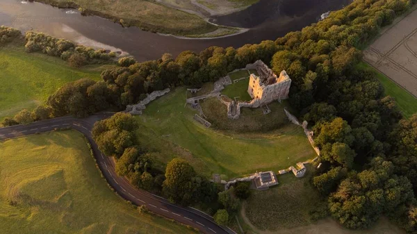 从空中俯瞰英格兰和苏格兰边境 城堡废墟 田野和公路 — 图库照片