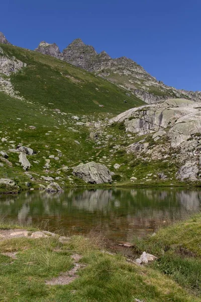 Uma Paisagem Lago Les Pyrenees França — Fotografia de Stock