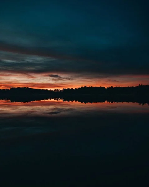 Bavyera Gölü Üzerinde Hareketli Günbatımının Dramatik Sahnesi — Stok fotoğraf