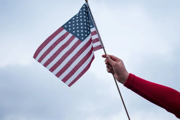 Hand Som Håller Den Amerikanska Flaggan Mot Himlen — Stockfoto