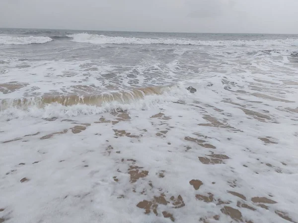 在灰蒙蒙的天空下 Calangute海滩上的泡沫和海浪 — 图库照片