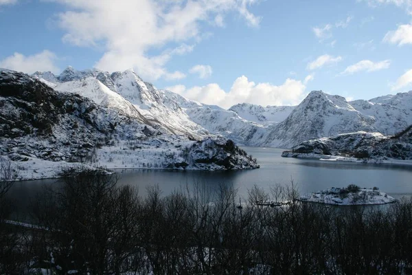 冬は川の近くの山が雪で覆われている — ストック写真