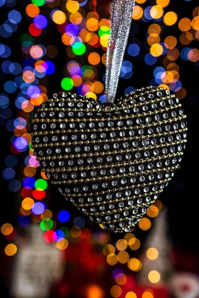 Pionowe Ujęcie Bożonarodzeniowej Czarnej Dekoracji Serca Bokeh Christmas Lights — Zdjęcie stockowe