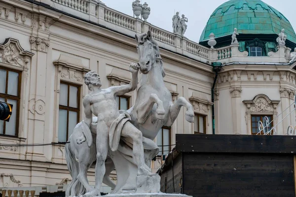 Πέτρινο Άγαλμα Έξω Από Παλάτι Belvedere — Φωτογραφία Αρχείου
