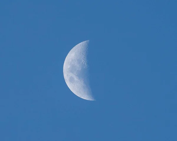 Een Witte Halve Maan Aan Een Heldere Blauwe Lucht — Stockfoto
