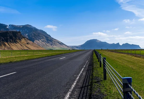 Uma Estrada Rodeada Por Uma Cerca Metal Perto Campo Com — Fotografia de Stock