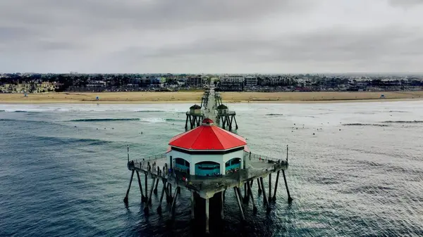 Ein Ruhiger Blick Auf Einen Pavillon Und Meereswellen Unter Blauem — Stockfoto