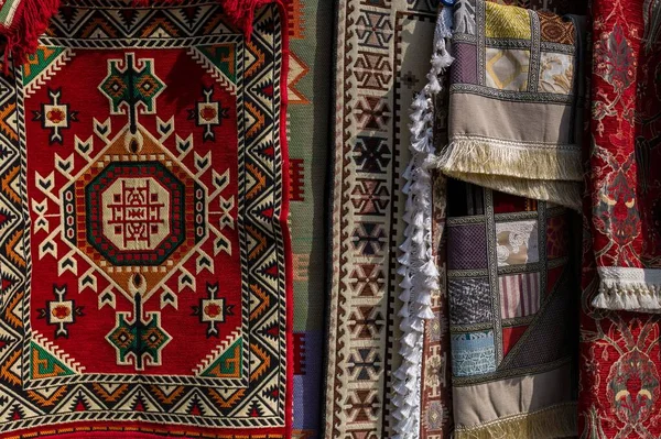 Kolorowe Orientalne Dywany Tradycyjnymi Geometrycznymi Wzorami Ludowymi Sprzedaży — Zdjęcie stockowe