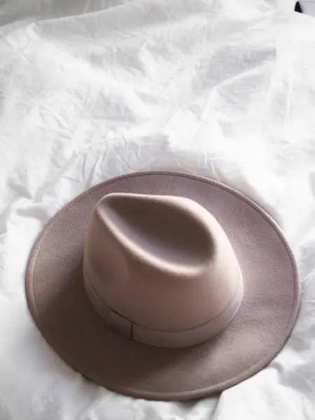 Vue Verticale Chapeau Panama Brun Sur Tissu Blanc — Photo