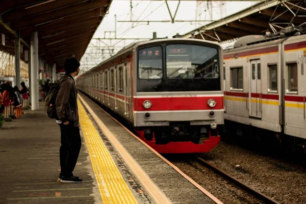 Treninin Depok Tren Istasyonunda Durmasını Bekleyen Biri — Stok fotoğraf