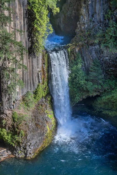 Μια Κάθετη Λήψη Του Καταρράκτη Toketee Falls Στο Όρεγκον — Φωτογραφία Αρχείου