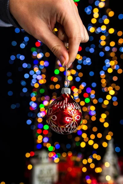 Eine Vertikale Aufnahme Einer Hand Die Eine Rote Weihnachtskugel Mit — Stockfoto