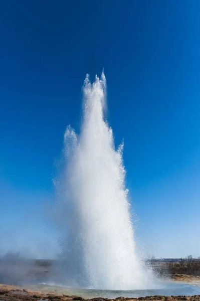 Tiro Vertical Geysir Contra Céu Azul Claro — Fotografia de Stock