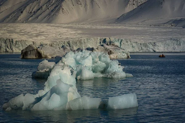 Beautiful Blok Floating Ice Front Glacier Zodiac Mountains Background Arctic — Stock fotografie