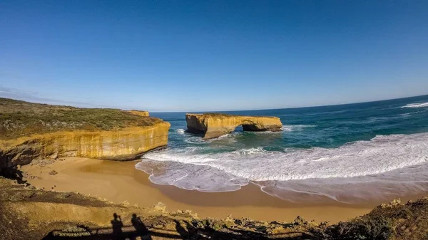 Ocean Waves Reaching Shore Rocks Blue Sky — Stock Photo, Image