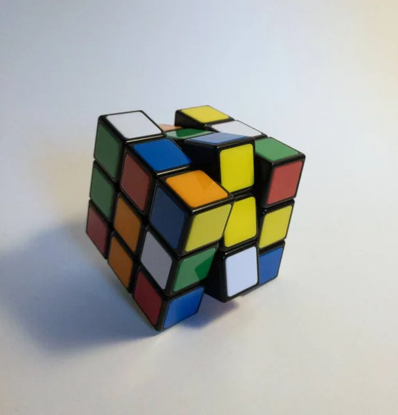 一个未解决的鲁比克立方体 中间部分微微移动 — 图库照片