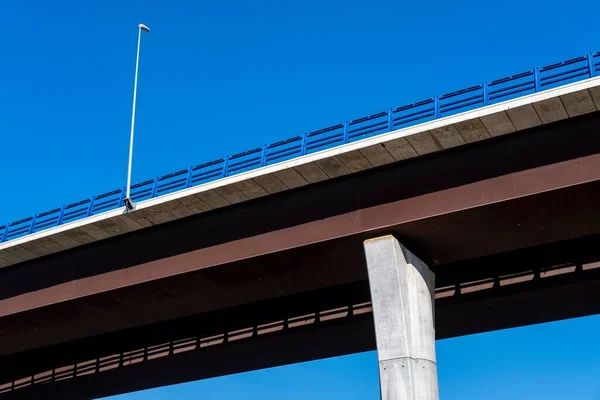 Μια Υπερυψωμένη Γέφυρα Αυτοκινητόδρομο Φόντο Τον Γαλάζιο Ουρανό — Φωτογραφία Αρχείου