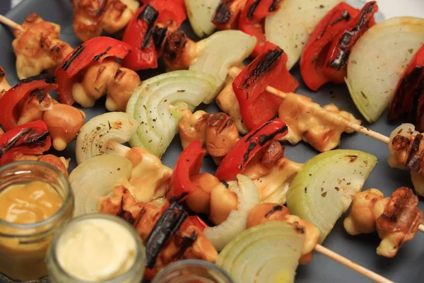 Een Close Shot Van Kip Barbecue Stokjes Met Groenten Sauzen — Stockfoto
