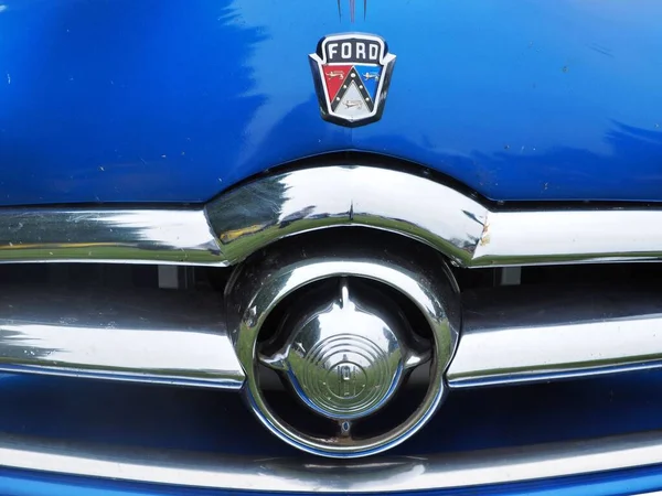 Ένα Κοντινό Πλάνο Του Ένα Μπλε Κλασικό Vintage Ford Αυτοκίνητο — Φωτογραφία Αρχείου