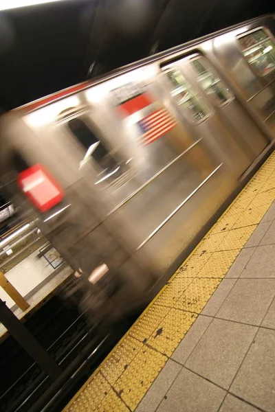 Rozmazaný Záběr Vlaku Stanice Metra — Stock fotografie