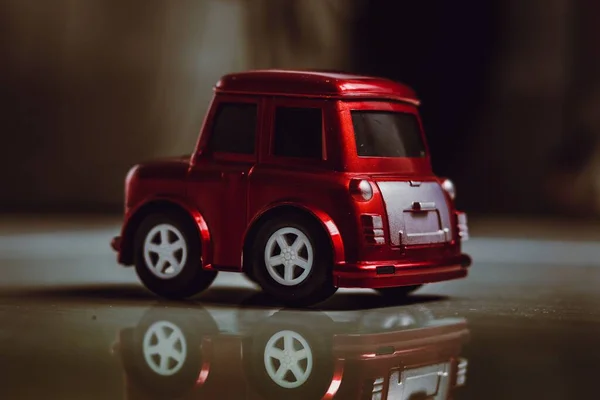 Parlak Kırmızı Oyuncak Bir Arabanın Seçici Odak Noktası — Stok fotoğraf