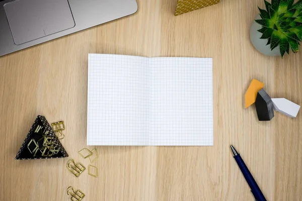 Uma Vista Superior Caderno Quadrado Aberto Uma Mesa Escritório Madeira — Fotografia de Stock