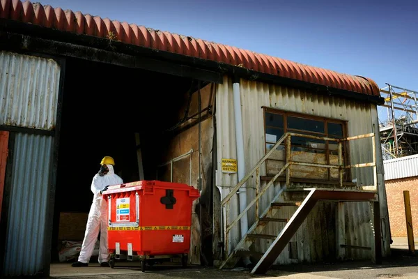 Trabajador Con Ropa Materiales Peligrosos Traje Materiales Peligrosos Mueve Contenedor — Foto de Stock