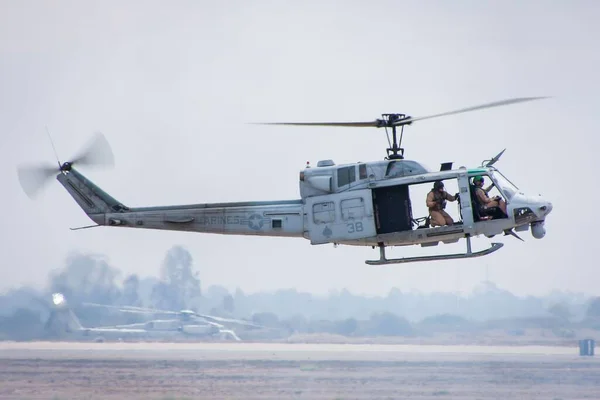 Bell Huey Nakliye Helikopteri Savaş Alanına Asker Özel Kuvvetleri Getiriyor — Stok fotoğraf