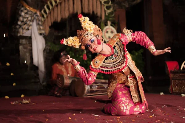 Gösteri Sırasında Ubud Sarayı Bali Endonezya Dansçı Çekimi — Stok fotoğraf