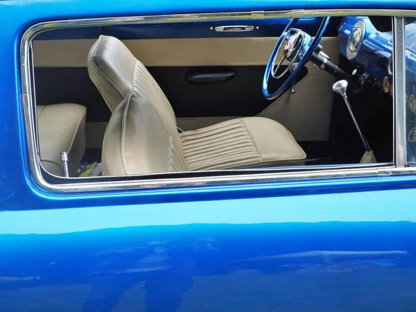 車輪付きの窓から青いレトロな車のフロントシート — ストック写真