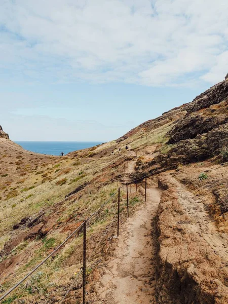 Tiro Vertical Uma Trilha Uma Montanha Rochosa Costa Madeira Portugal — Fotografia de Stock