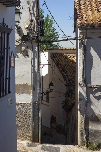 Een Verticaal Schot Van Een Smalle Steeg Tussen Oude Gebouwen — Stockfoto