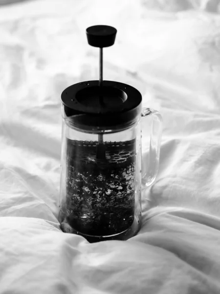 Eine Vertikale Graustufenaufnahme Einer Französischen Presse Mit Tee Auf Bettlaken — Stockfoto