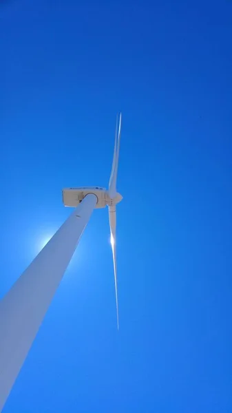 Visão Vertical Baixo Ângulo Uma Usina Energia Eólica Contra Céu — Fotografia de Stock