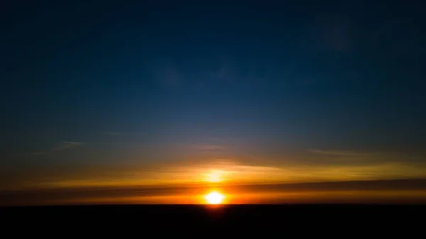 Ein Faszinierender Blick Auf Den Goldenen Sonnenuntergang Über Dem Meer — Stockfoto